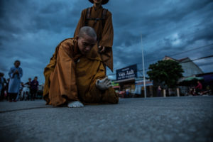 修行する僧侶たち